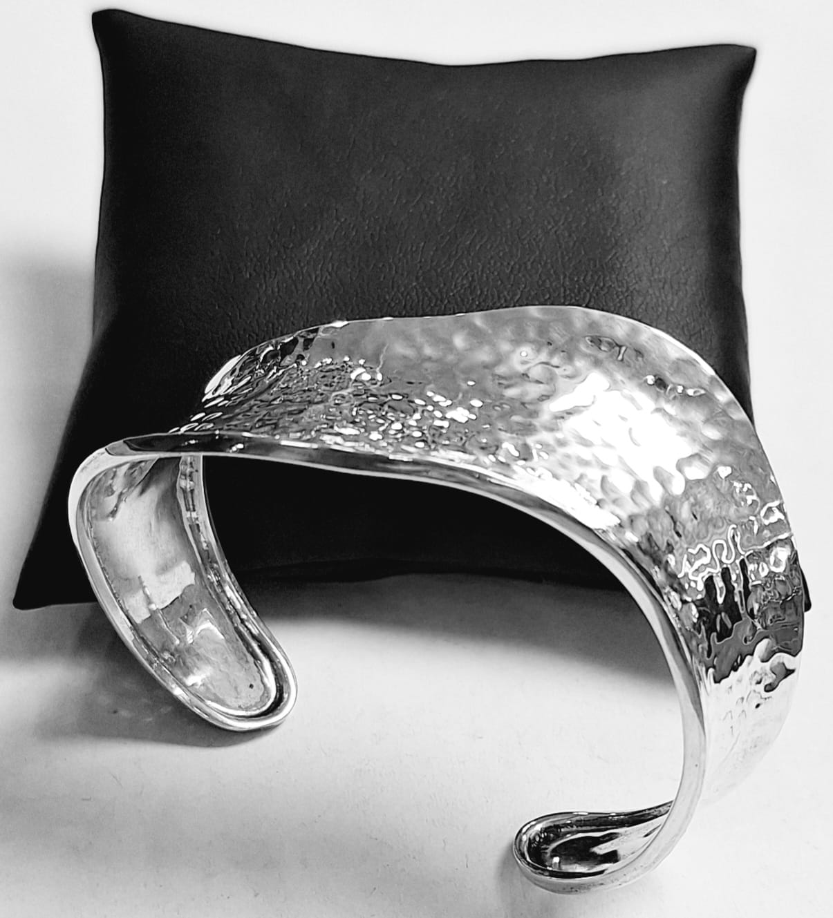 BRAZALETE MARTILLADO EN PLATA LEY 925